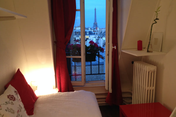 Cette petite chambre de charme, typiquement parisienne, idéale pour UNE personne Paris, France Chambre rouge avec vue sur Tour Eiffel Private room in rental unit vacation rental 4258454
