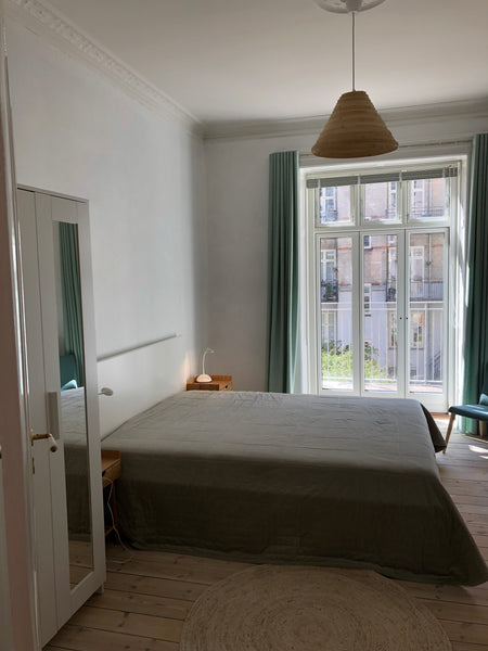 Dejlig 1. sals lejlighed med højt til loftet samt to store altaner. Ligger 5-10  Copenhagen, Denmark Lovely apartment close to the city. Entire rental unit vacation rental 44884971