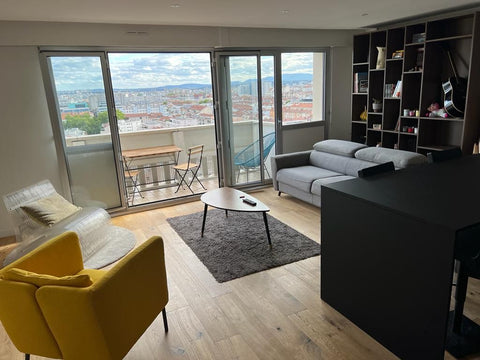 Appartement refait à neuf il y a un an disposant d'une des plus belles vue sur L Douai, France Appartement entier avec terrasse proche gare Entire rental unit vacation rental 718815863087059081