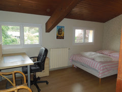 Chambre privée située à l’étage d'une maison avec sa salle de bain.<br />Endroit Gradignan, France Chambre avec vue  jardin au calme dans une maison. Private room in rental unit vacation rental 701488406476666801