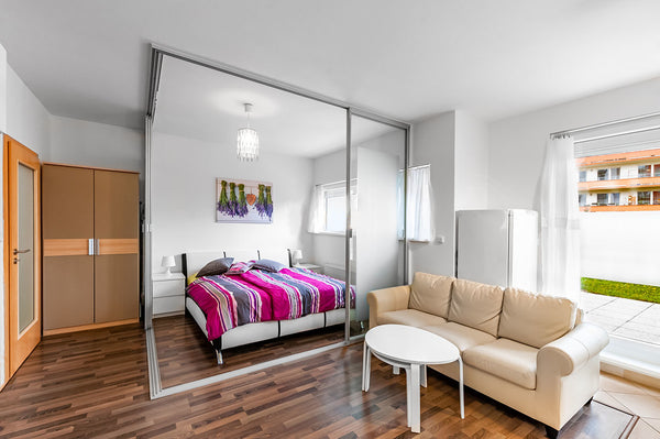 V blízkém okolí bytu se nachází lesopark Letňany, OC Letňany a také stanice metr  Útulný byteček 1+kk s terasou a zahrádkou Entire condo vacation rental 628736661280986698