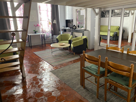 Après rénovation ! Si vous voulez plonger dans le charme typique d'un vrai studi Nattages, France Grand Studio classique 40m2 à deux pas Notre Dame Entire rental unit vacation rental 24249804