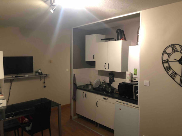 Studio de 25m2 avec parking fermé et balcon. <br />Le studio se trouve à 5 min à La Bâtie-Montgascon, France Studio 25m2 prêt à côté du métro Grange Blanche Entire condo vacation rental 53372766