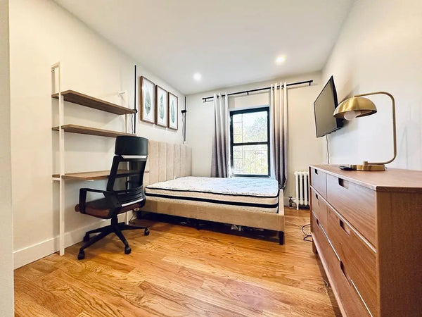 Bright bedroom in a HUGE DUPLEX APARTMENT located in a popular part of Bedstuy,  New York, NY Rental unit in Brooklyn · 6 bedrooms · 1 bed · 3 shared baths Private room in rental unit vacation rental 802469165911414491