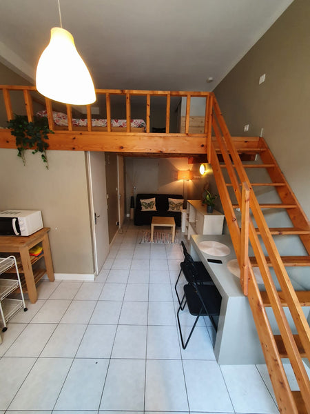 Studio cosy en Rez-de-chaussée avec accès indépendant sur rue. Vous adorerez son Lyon, France Studio cosy avec mezzanine plein centre de Lyon Entire rental unit vacation rental 49432991