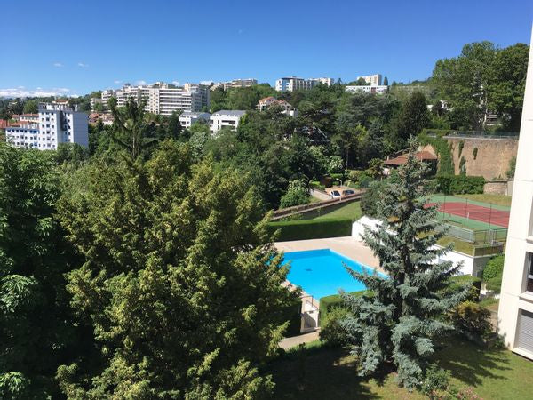 Notre appartement a été entièrement refait à neuf en mai 2020 avec des prestatio Lyon, France Bel appartement en résidence avec piscine Entire condo vacation rental 53201746