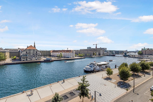 Large and beautiful apartment in the heart of Copenhagen. The apartment is 155 s Copenhagen, Denmark Ocean-view apartment in center of Copenhagen Entire condo vacation rental 638111623848233559