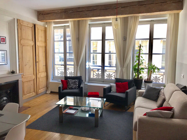 Chambre privée dans un appartement ancien au coeur de la presqu'ile. Situé à que Lyon, France Chambre calme au cœur de la presqu’île Private room in rental unit vacation rental 32229524