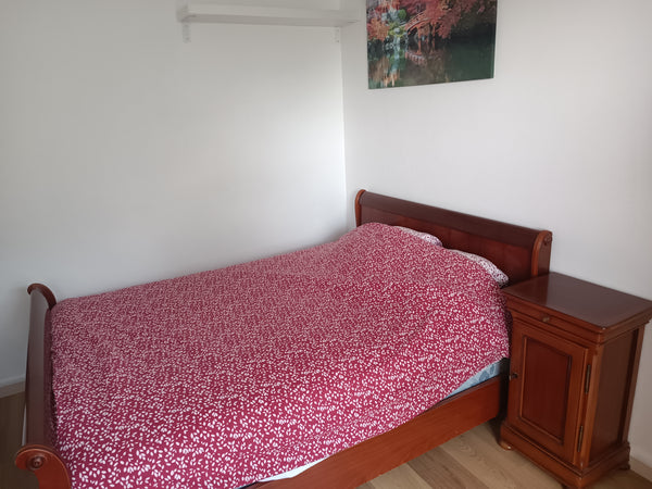 Je mets en location une chambre dans mon appartement. Il se trouve à côté du tra Artigues-près-Bordeaux, France Chambre d'ami à dispo dans un T3. Private room in condo vacation rental 51559780