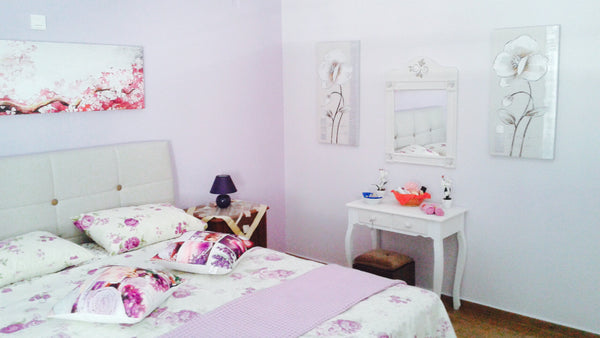 Enjoy our large, recently refurbished, arty apartment in the heart of Athens.<br England, United Kingdom Arty flat (new, spacious, central, cosy) Entire rental unit vacation rental 19361742