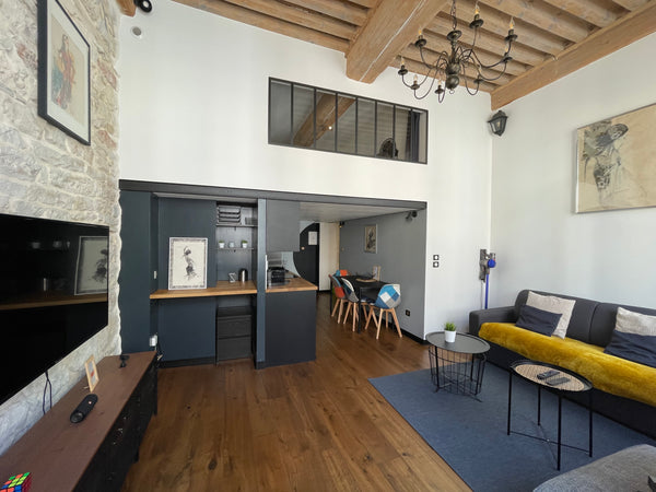 Idéal pour découvrir Lyon, cet appartement est rénové avec des matériaux haut de Lyon, France Superbe « canut » rénové, tout confort Entire rental unit vacation rental 45095095
