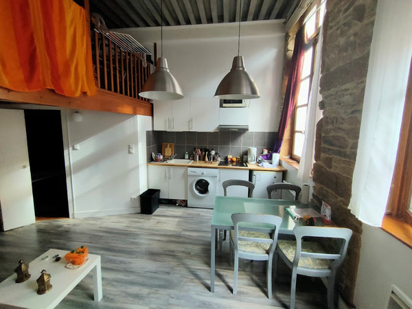 Le logement est très bien situé, à 2 pas de la place des tapis et des rues comme Lyon, France Canut calme et lumineux au cœur de Croix Rousse Entire rental unit vacation rental 49319031
