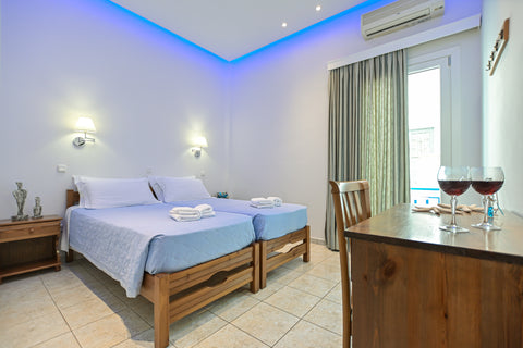 Private Double bed or twin beds at Zeus Hotel in Naxos.<br />Room size 17 sqm.<b  Naxos Hotel Zeus - 1st Floor Double Room in hotel vacation rental 580109549643253598