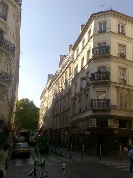 Très lumineux, avc un petit balcon plein sud, qui donne sur un petit carrefour t Aix-en-Provence, France Charmant appartement à Montmartre, Entire rental unit vacation rental 6736752