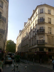 Très lumineux, avc un petit balcon plein sud, qui donne sur un petit carrefour t Aix-en-Provence, France Charmant appartement à Montmartre, Entire rental unit vacation rental 6736752