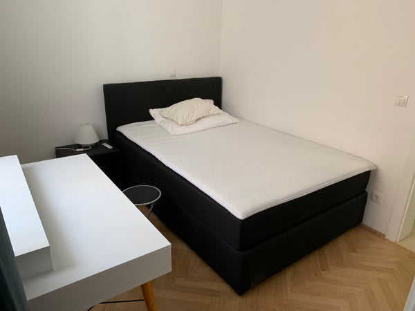 <b>The space</b><br />Nettes kleines Zimmer mit großem Fenster in den Innenhof.< Seeham, Austria Voll ausgestattetes kleines Zimmer in Zweier-WG Private room in rental unit vacation rental 48276588