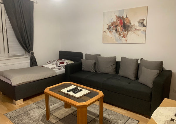 Das Vienna Exclusive Apartament bietet eine Unterkunft in Wien mit gratis WLAN.   Vienna Exclusive Apartment (2 Zimmer) Entire rental unit vacation rental 37656286