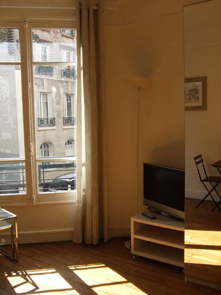 Studio clair, ensoleillé et calme dans immeuble élégant de 1930. Typique parisie Boulogne-Billancourt, France Studio Village d'Auteuil Paris 16 Entire rental unit vacation rental 3917346