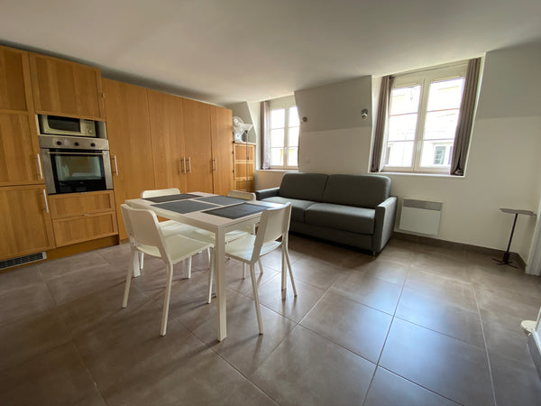This 34 square meters 1 bedroom apartment is located on rue Chabanais in the 2nd Paris, France Modern one bedroom Opera Entire rental unit vacation rental 2808483