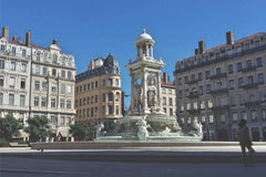 Studio situé au 6eme etage avec ascenseur jusqu'au 5 eme etage en très bon état.  Studio Place des Jacobins Centre ville de Lyon Entire rental unit vacation rental 27037263