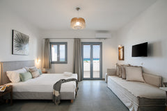 Our totally new accommodation has sea view to Glyfada Naxos Beach. It is a famil  Blue Gem, a private room with sea view Room in aparthotel vacation rental 51527958