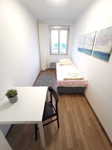 Wir vermieten ein wunderschönes Zimmer in einer 80m² sauberen, neuen großen Wohn Vienna, Austria Privatzimmer für max. 1 Person, U-Bahn, Toplage. Private room in condo vacation rental 45528366
