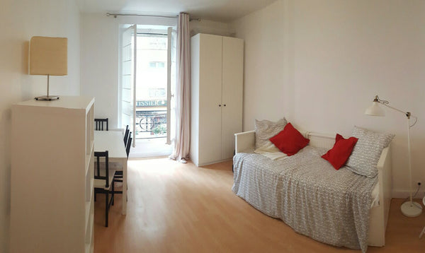 Brightly lit studio nested between Avenue de l'Opera and the Musee du Louvres, n Zurich, Switzerland Cosy flat between Louvres & Opera Entire rental unit vacation rental 7121632
