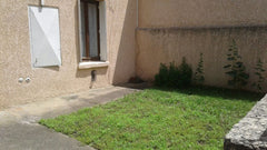 Studio de 25m2 situé dans une cour intérieure (donc au calme!) avec entrée privé Estrablin, France Grange blanche:Studio au calme/Jardin/Metro à 5min Entire rental unit vacation rental 25935809