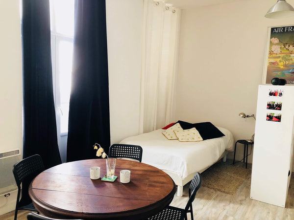 Petit studio très lumineux dans le centre de Bordeaux. <br /><br />Proche de la  Bordeaux, France Petit studio 25m2 dans le centre de Bordeaux. Entire rental unit vacation rental 25415825