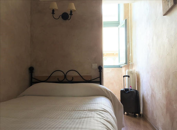 Welcome! This a quiet and cosy bedroom located in the center of Old Lyon.<br />W  Chambre Simple Standard Room in hotel vacation rental 33389857
