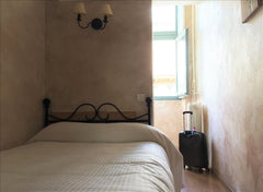 Welcome! This a quiet and cosy bedroom located in the center of Old Lyon.<br />W  Chambre Simple Standard Room in hotel vacation rental 33389857