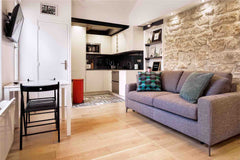 Quiet and bright apartment overlooking a yard which you can enjoy.<br />Cathedra Suresnes, France Atypical apartment in Paris Entire rental unit vacation rental 28838221