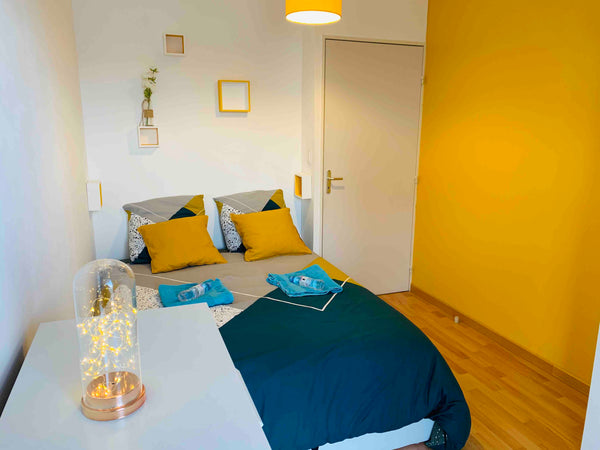 Belle chambre que nous mettons à votre disposition dans notre joli appartement s Lyon, France Belle chambre à louer proche de la Part Dieu Private room in rental unit vacation rental 37276715