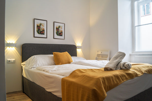 Ein schönes und modernes Zimmer mitten auf der berühmten Mariahilferstraße im Ze  Stylish Double Room w/ Yardview - Perfect Shopping Private room in rental unit vacation rental 650481524388066796