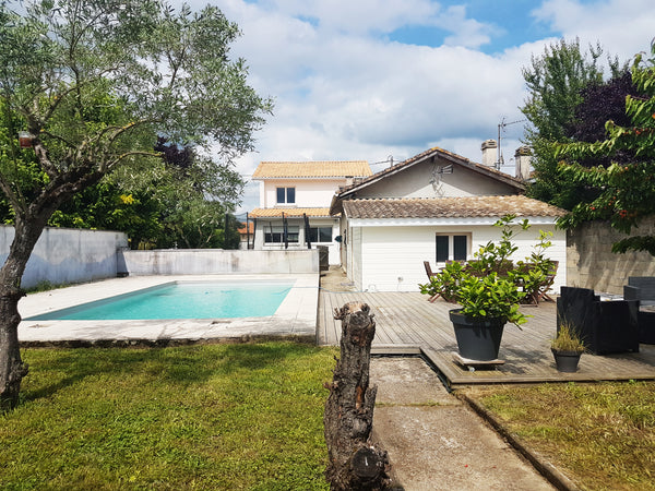 Maisonnette toute équipée accès piscine partagée avec notre famille<br /><br />< Bordeaux, France Petite maison accès piscine Entire home vacation rental 25940654