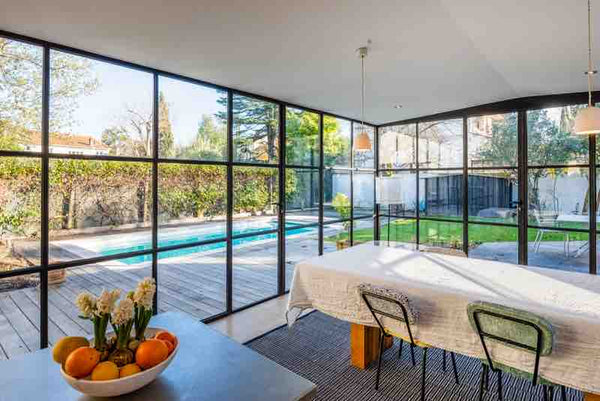 Superbe maison en pierre , 300 m2 contemporaine et chaleureuse, de plain pieds.  Le Bouscat, France Grande maison de charme avec piscine . Entire villa vacation rental 43403552