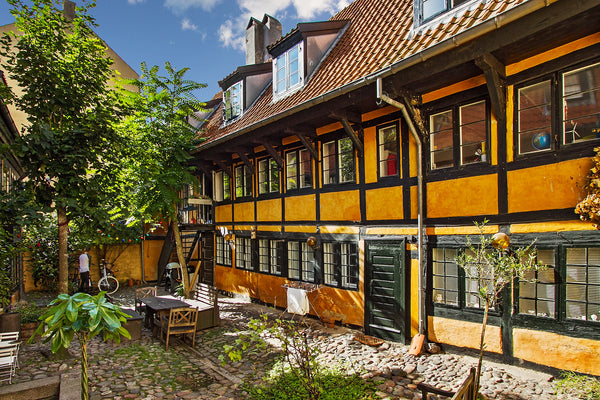 Fredelig og stille byhus (gammel bondegård fra 1733) i 2 plan i privat baggård 3 Copenhagen, Denmark Byhus/bondegård fra 1733, 350 m. fra Rådhuspladsen Entire townhouse vacation rental 49421682