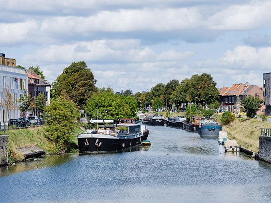 Set within 2 km from the historical center of Ghent, B³ Bed & Breakfast Boat pro Ghent, Belgium Captains room on Riverboat with riverview Boat vacation rental 18250197