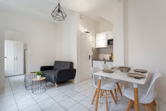Situé proche de la mairie du 8ème arrondissement. Bien desservit par les transpo Lyon, France Spacieux T2 • proche métro • stationnement gratuit Entire rental unit vacation rental 31238023