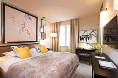 Sur rue ou sur la cour jardin, la chambre Classique (15 à 17 m2) dispose d’un li Paris, France Chambre de charme à deux pas de l'Etoile Room in boutique hotel vacation rental 28595639