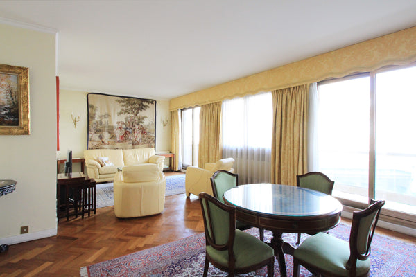 Beautiful 1 bedroom apartment located on the fabulous Avenue Montaigne, heart of Paris, France Beautiful 1 bedroom balcony Montaigne / Elysées Entire rental unit vacation rental 19463468