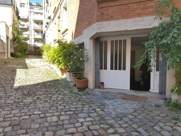 5 rooms flat (110 m2) on ground floor opening to a old private pathway, sunny an Paris, France 5 rooms near Pére Lachaise Entire rental unit vacation rental 28913539