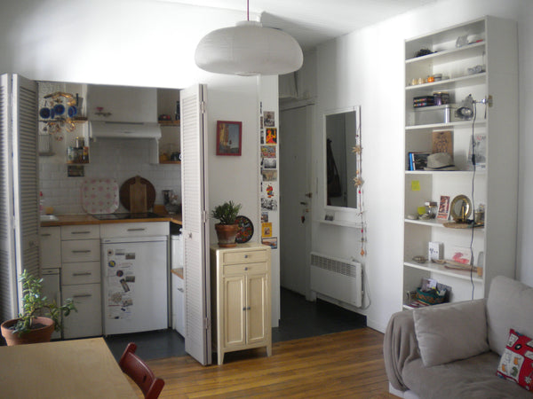 Ici c'est lumineux et calme, avec une belle vue sur les toits de Paris. Parfait  Paris, France Petit appartement douillet ! Entire rental unit vacation rental 6300718