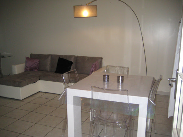 Appartement en plein coeur de Lyon, à 2 min à pieds de la station de metro Place Lyon, France T2 charmant avec petit balcon Entire rental unit vacation rental 10762923