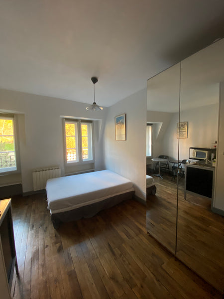 Top studio au Vieux Lyon<br />Vue Fourvière !!<br />Très lumineux<br />Lit doubl Lyon, France 20M2 vue fourvière Entire rental unit vacation rental 765063861342333659