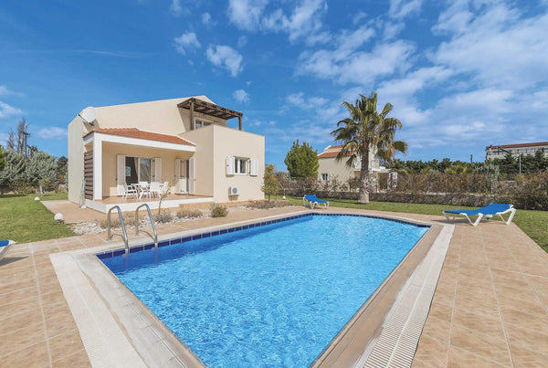 Surrounded by lush lawns that encircle the swimming pool, Athena Classico is a g Maidstone, United Kingdom Within walking distance to resturants & shops Entire villa vacation rental 37270510