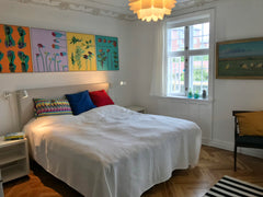Vi byder jer velkomne til vores kunstnerhjem. <br />• Roligt værelse i villa tæt Copenhagen, Denmark Stort lyst værelse med have, tæt på strand og city Private room in villa vacation rental 24495170