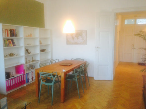 Lovely flat in the heart of Vienna. Many restaurants in walking distance. Just 5 Vienna, Austria 60qm, 1080, 5min walk to town hall Entire rental unit vacation rental 10562562