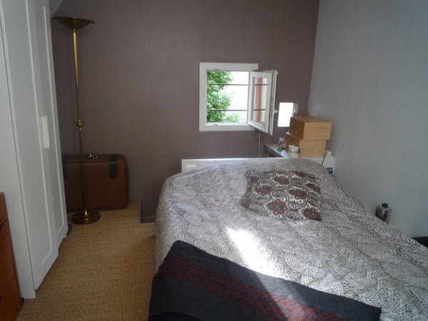 Appartement charmant  dans une petite maison, cuisine et salon au rdc, chambre,  Paris, France Appartement atypique au coeur de Montmartre Entire home vacation rental 13614791