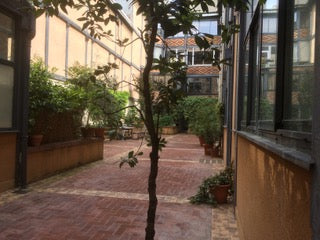 Un petit paradis avec son jardin au coeur de Paris.<br /><br />L'appartement est Paris, France logement 5-6 adultes/adolescents sur cour arborée Entire loft vacation rental 23072172